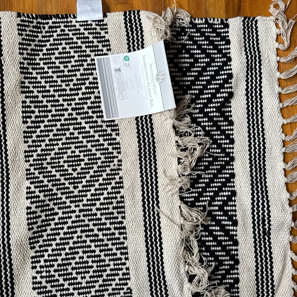 Black and White Reversible 24x36 inch Geometric Pattern Rug